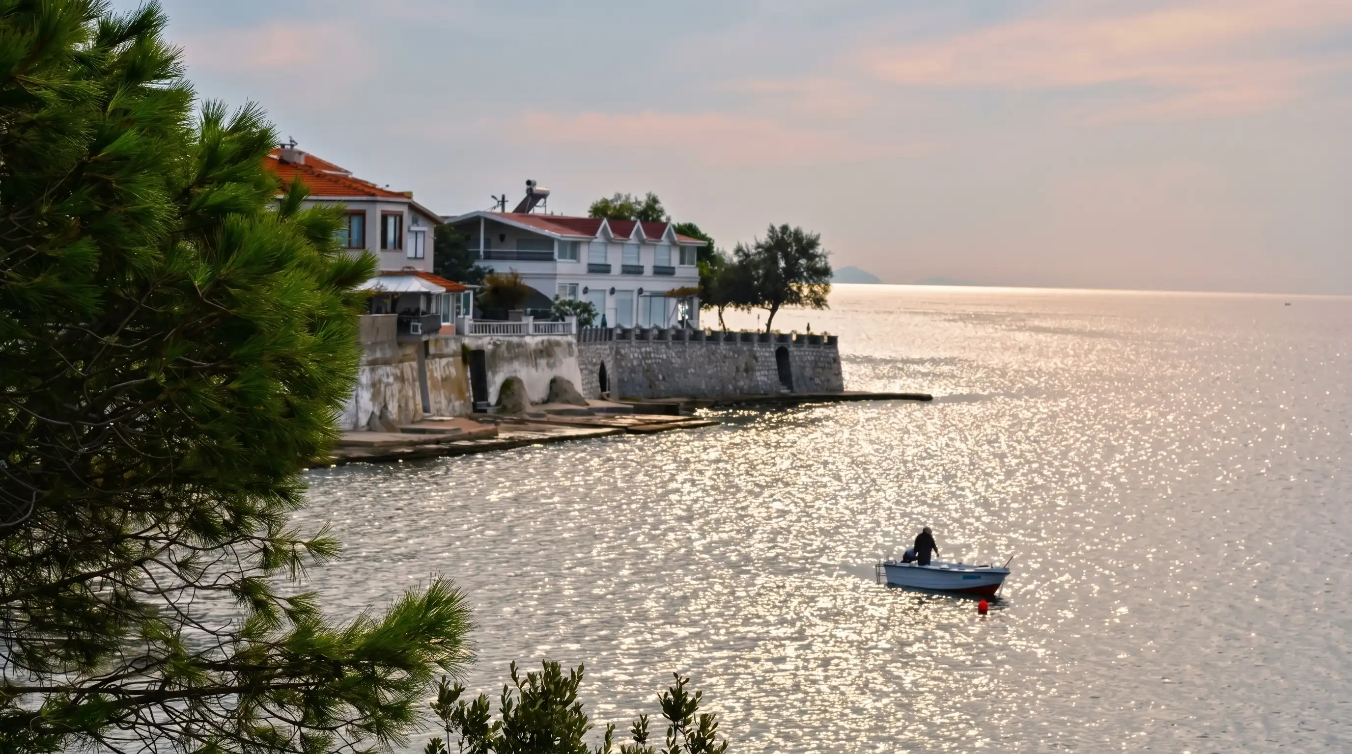 Avşa Adası’nın huzur dolu sahil manzarası